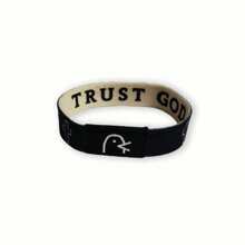 Pulsera con versículo bíblico diario, te trae buena suerte en la , el amor, la riqueza y el feng shui. Minimalista y de moda, adecuada tanto para hombres como para mujeres. Múltiples opciones de color disponibles, fácil de usar, adecuada para todas las ocasiones, resistente al sudor y a la lluvia.