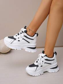 Baskets à talon compensé dissimulé de 8 cm pour les femmes de petite taille. Chaussures de sport à talons compensés dissimulés convenant aux pantalons à jambes larges, aux Baskets épaisses, aux tenues casual, pour le printemps/l'automne. Chaussures blanches à plateforme pour les femmes de petite taille.