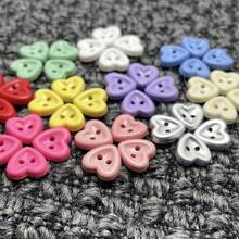 30 Stück süße bunte Kunststoff-Herzknöpfe im Cartoon-Stil, Kinderbekleidungszubehör, Bastelmaterial für Kinder, Scrapbooking, Puppenkleider nähen