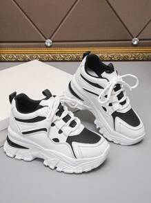 Baskets à talon compensé dissimulé de 8 cm pour les femmes de petite taille. Chaussures de sport à talons compensés dissimulés convenant aux pantalons à jambes larges, aux Baskets épaisses, aux tenues casual, pour le printemps/l'automne. Chaussures blanches à plateforme pour les femmes de petite taille.
