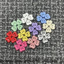 30 Stück süße bunte Kunststoff-Herzknöpfe im Cartoon-Stil, Kinderbekleidungszubehör, Bastelmaterial für Kinder, Scrapbooking, Puppenkleider nähen