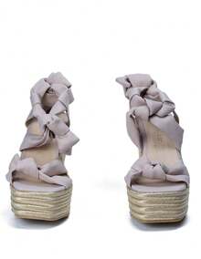 Estas alpargatas para mujer tienen una plataforma de yute natural y un diseño ajustable en color rosa. Son cómodas, elegantes y perfectas para combinar con atuendos casuales. Su forro suave y transpirable mantiene los pies frescos durante todo el día. - Rosa Pálido - Ver 4