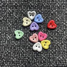 30 Stück süße bunte Kunststoff-Herzknöpfe im Cartoon-Stil, Kinderbekleidungszubehör, Bastelmaterial für Kinder, Scrapbooking, Puppenkleider nähen