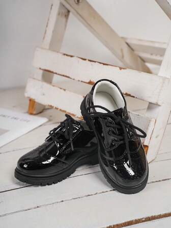 男童亮面漆皮正装鞋 - 带穿孔通风口的皮革鞋面，时尚防滑休闲鞋，适合所有季节