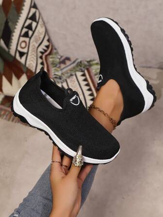 1 双女式运动休闲一脚蹬鞋，黑色低帮面料材质徒步户外日常休闲运动鞋