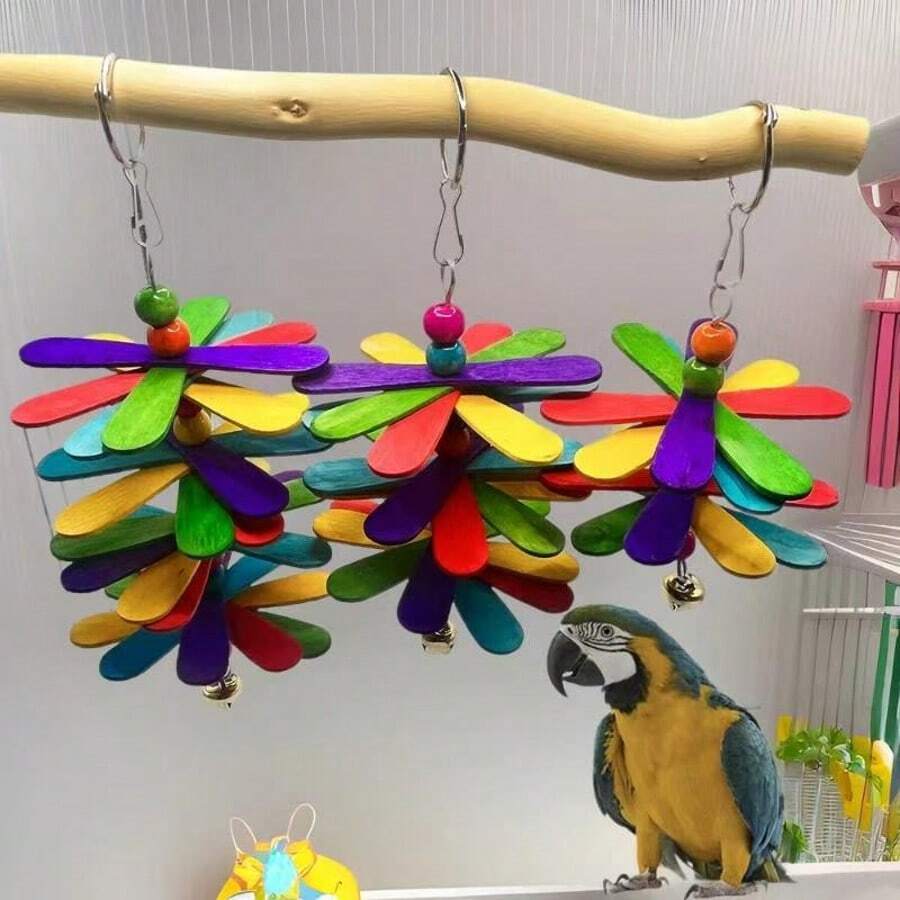Juguetes de pájaros vocales colgantes, juguetes de pájaros loro, juguetes de madera multicolor para roer y pico, juguete de flores de cinco hojas con cuerda, accesorios decorativos para jaula de pájaros, juguetes de atracción de pájaros de primavera para exterior, juguetes de jaula de pájaros para interior. Decora el hábitat de tu pájaro con colores aleatorios