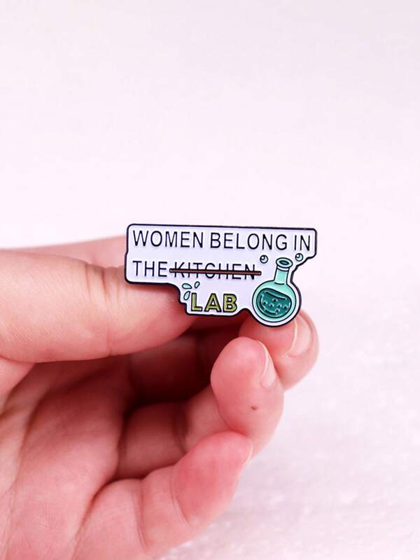 1 pieza de broche de esmalte de metal con ecuación de molécula química de laboratorio divertida, broche decorativo de esmalte con diseño de dibujos animados para damas como regalo para amigos