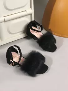 1 双珍珠形设计时尚高跟凉鞋，适合夏季