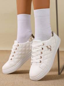 Chaussures de sport à lacets pour femmes pour l'automne, à la mode, polyvalentes, douces et confortables. Chaussures blanches convenant pour la course et la marche en extérieur