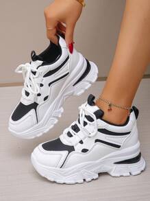 Baskets à talon compensé dissimulé de 8 cm pour les femmes de petite taille. Chaussures de sport à talons compensés dissimulés convenant aux pantalons à jambes larges, aux Baskets épaisses, aux tenues casual, pour le printemps/l'automne. Chaussures blanches à plateforme pour les femmes de petite taille.