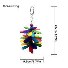 Juguetes de pájaros vocales colgantes, juguetes de pájaros loro, juguetes de madera multicolor para roer y pico, juguete de flores de cinco hojas con cuerda, accesorios decorativos para jaula de pájaros, juguetes de atracción de pájaros de primavera para exterior, juguetes de jaula de pájaros para interior. Decora el hábitat de tu pájaro con colores aleatorios