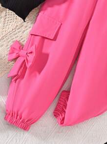 Set de 2 piezas para niñas que incluye una camiseta con estampado de letras "MAMA'GIRL" y pantalones cargo con decoración de lazo