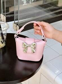 1 pieza Bolso de cubo mini portátil de unicolor PU con diseño de mariposa, estilo coreano versátil con cadena para el hombro y bolso bandolera, correa para el hombro casual y cómoda, estilo largo y versátil que no es exigente, adecuado para uso diario, apropiado para compras y viajes diarios de chicas.