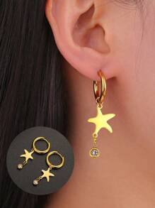 Un par de pendientes de estrella de mar con pentágono personalizado y grabado en texto. Seleccionado material de acero inoxidable, resistente y duradero, no se deforma ni se desvanece fácilmente, no teme el desgaste diario. Diseño de estrella de cinco puntas con colgante de diamante.
