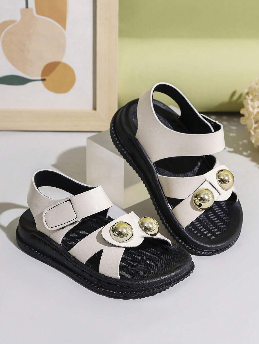 1 双女童铆钉装饰 PU 钩环舒适耐磨轻便露趾平底凉鞋，适合夏季
