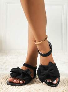 شبشب أنيق للنساء مسطح به زينة فيونكة، بألوان أنيقة وفتحة أصبع القدم مفتوحة، شبشب كاجوال للشاطئ والأنشطة الخارجية