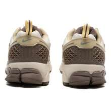 Nike Vomero 5 (GS) 青少年休闲运动鞋，低帮复古休闲鞋，缓震运动鞋，舒适日常休闲鞋，跑步鞋，HV6009-111 - 淡象牙白/貂棕/團隊金/柔黃 - 查看 7