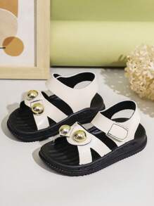 1 双女童铆钉装饰 PU 钩环舒适耐磨轻便露趾平底凉鞋，适合夏季