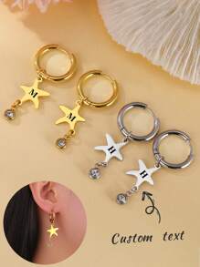 Un par de pendientes de estrella de mar con pentágono personalizado y grabado en texto. Seleccionado material de acero inoxidable, resistente y duradero, no se deforma ni se desvanece fácilmente, no teme el desgaste diario. Diseño de estrella de cinco puntas con colgante de diamante.