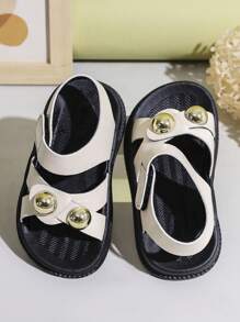 1 双女童铆钉装饰 PU 钩环舒适耐磨轻便露趾平底凉鞋，适合夏季