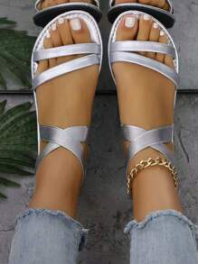 1 Pair Women's Plus Size Casual Comfortable Criss-Cross Strap Flat Sandals, Outdoor Beach Slippers, Flat Heels Suitable For Spring/Summer Outdoor Wear