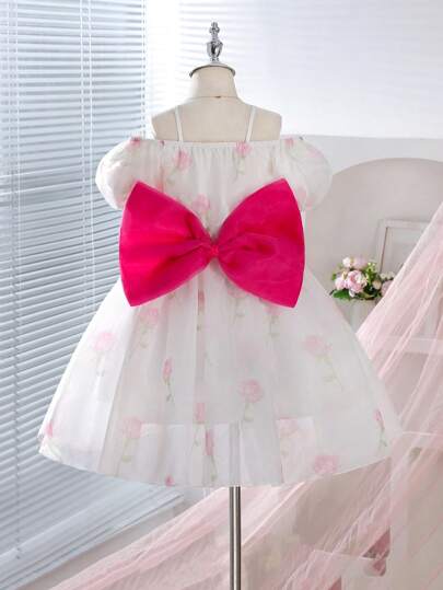 Elegancka dziewczęca sukienka z nadrukiem kwiatowym z odkrytymi ramionami, kontrastowa kokarda w kolorze fuksji, odpowiednia na bal, wesele, imprezę, urodziny