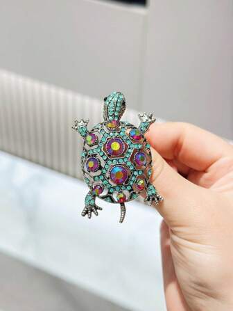 1 pezzo Spilla di moda di lusso a forma di tartaruga con strass, realizzata in lega di zinco, accessorio per abiti, borse, scuola, ufficio, camicie, giacche, gioielli, accessori per Ognissanti, regali divertenti e carini per insegnanti, accessori per la Festa degli Insegnanti