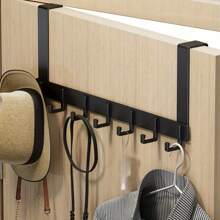 单包装门钩，可用于悬挂衣物、包包等。黑白两色，实用美观，设计感强，不伤门板，适用于各种门板、衣柜、浴室、洗手间、厨房等。情人节家居灵感，家居解决方案，温馨小屋情人节装饰。