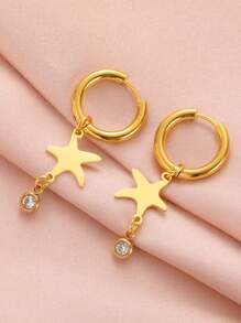 Un par de pendientes de estrella de mar con pentágono personalizado y grabado en texto. Seleccionado material de acero inoxidable, resistente y duradero, no se deforma ni se desvanece fácilmente, no teme el desgaste diario. Diseño de estrella de cinco puntas con colgante de diamante.