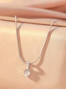 1 件简约方晶锆石装饰铜质圆形吊坠项链，轻巧项链配锁骨链，小众设计
