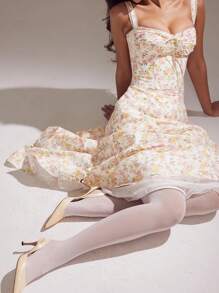 女士花卉印花褶皱优雅 A 字形细肩带连衣裙，采用甜心领口和蕾丝花边，复古优雅风格，适合夏季度假、约会和购物 - 黃色 - 查看 3