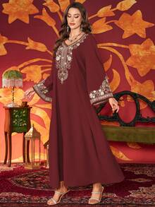 Women's Elegant Arabic Style Dress With Heart-Shaped Neckline, Beaded & Embroidered Pattern