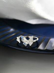 Bagues raffinées en argent sterling à double papillon bleu pour femmes, mode de niche, légèreté et luxe. Bague ouverte à doigt ajustable, design élégant et haut de gamme pour l'annulaire