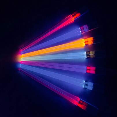 1 Bacchetta luminosa, realizzata in materiali