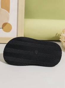 1 双女童铆钉装饰 PU 钩环舒适耐磨轻便露趾平底凉鞋，适合夏季