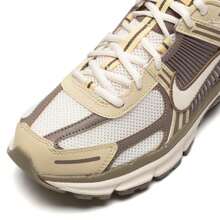 Nike Vomero 5 (GS) 青少年休闲运动鞋，低帮复古休闲鞋，缓震运动鞋，舒适日常休闲鞋，跑步鞋，HV6009-111 - 淡象牙白/貂棕/團隊金/柔黃 - 查看 9