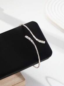 1件极简主义锤纹金属十字臂环（女款）