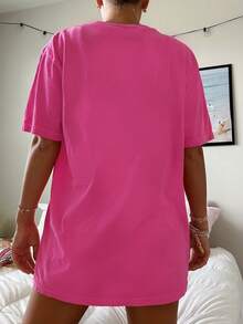 Rosa kortärmad t-shirt i polyester med rund hals för kvinnor, dekorerad med tropiskt mönstertryck, idealisk för sommarutflykter på stranden och för att skapa en söt bohemisk stil. - Skrikrosa - Visa 2