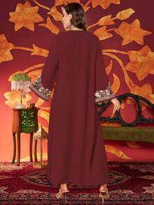 Women's Elegant Arabic Style Dress With Heart-Shaped Neckline, Beaded & Embroidered Pattern