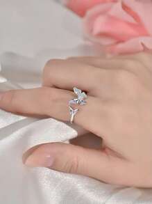 Bagues raffinées en argent sterling à double papillon bleu pour femmes, mode de niche, légèreté et luxe. Bague ouverte à doigt ajustable, design élégant et haut de gamme pour l'annulaire