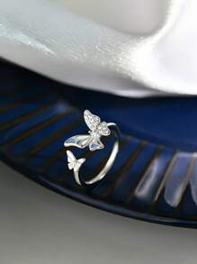 Bagues raffinées en argent sterling à double papillon bleu pour femmes, mode de niche, légèreté et luxe. Bague ouverte à doigt ajustable, design élégant et haut de gamme pour l'annulaire