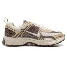 Nike Vomero 5 (GS) 青少年休闲运动鞋，低帮复古休闲鞋，缓震运动鞋，舒适日常休闲鞋，跑步鞋，HV6009-111 - 淡象牙白/貂棕/團隊金/柔黃 - 查看 4
