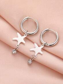 Un par de pendientes de estrella de mar con pentágono personalizado y grabado en texto. Seleccionado material de acero inoxidable, resistente y duradero, no se deforma ni se desvanece fácilmente, no teme el desgaste diario. Diseño de estrella de cinco puntas con colgante de diamante.