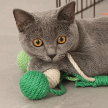Juguete colgante para gatos de 3 en 1 de colores aleatorios, hecho de cuerda de sisal, con sonido, juguetes pequeños y divertidos para gatos