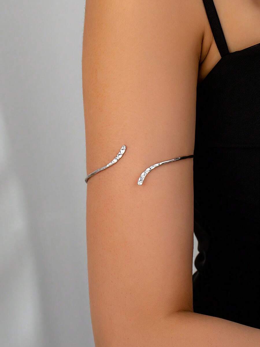 1件极简主义锤纹金属十字臂环（女款）