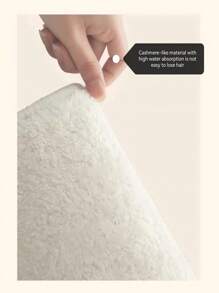 Alfombra blanca con un estilo simple y lujoso, imitando largas tiras de cachemira con absorción de agua, antideslizante, resistente al desgaste y cómoda para usar al lado de la cama, adecuada para uso doméstico y lavable