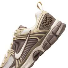 Nike Vomero 5 (GS) 青少年休闲运动鞋，低帮复古休闲鞋，缓震运动鞋，舒适日常休闲鞋，跑步鞋，HV6009-111 - 淡象牙白/貂棕/團隊金/柔黃 - 查看 10