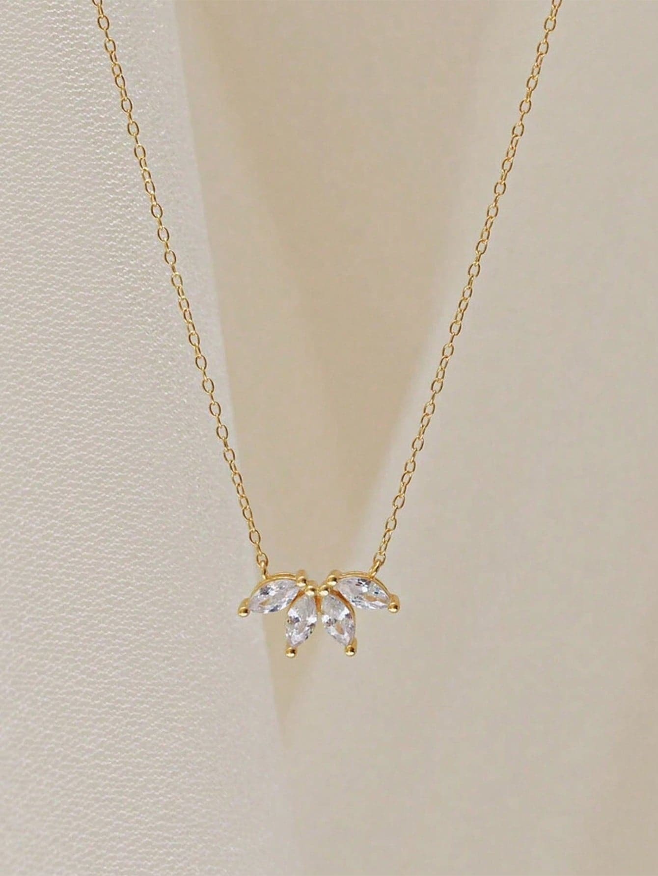 1 件纯银戒指、1 条纯银项链、1 对纯银耳环首饰套装，采用防过敏设计，搭配简约而优雅的全水钻皇冠，彰显您的精致、浪漫和多才多艺的优雅。 - 皇冠戒指+耳環+項鍊套裝 - 查看 3