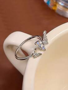 Bagues raffinées en argent sterling à double papillon bleu pour femmes, mode de niche, légèreté et luxe. Bague ouverte à doigt ajustable, design élégant et haut de gamme pour l'annulaire