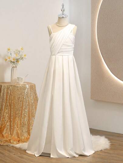 Elegancka sukienka dla nastolatki w kolorze białym z ramiączkami spaghetti i ukośnymi ramionami, odpowiednia na bal, wesele, wieczorne przyjęcie, urodziny